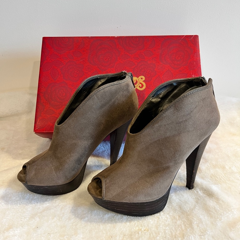 Peep Toe  Carlos Santana Brown suede platform booties